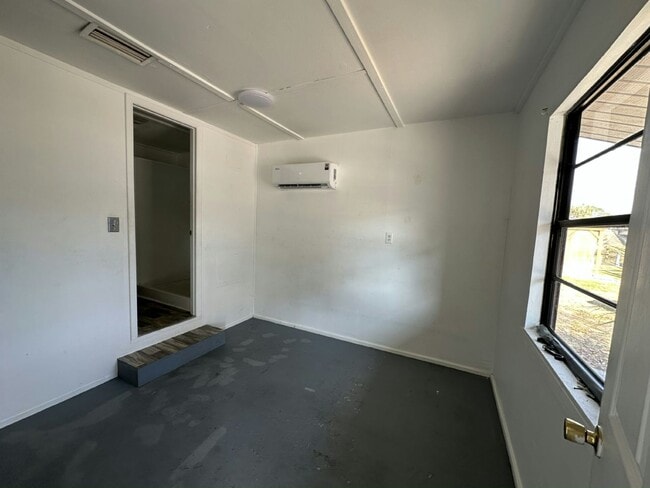 Photo - 14035 W River Rd