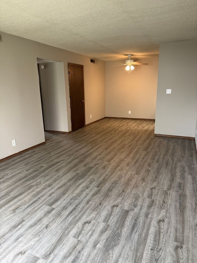 Building Photo - Comfortable 2BR Apartment in SW CoMo Unit 104