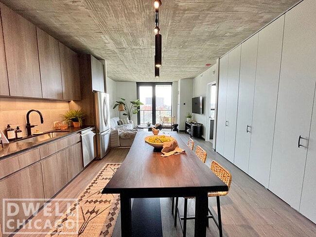 Building Photo - 1436 W Randolph St Unit 619