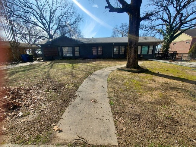 Building Photo - Call Peggy 501 676 1758