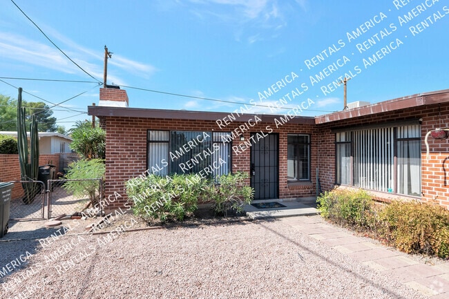 Building Photo - 3344 E 2nd St Rental