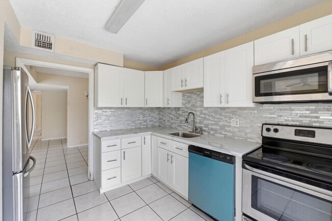 Photo - 4152 Inverrary Dr Unit 311