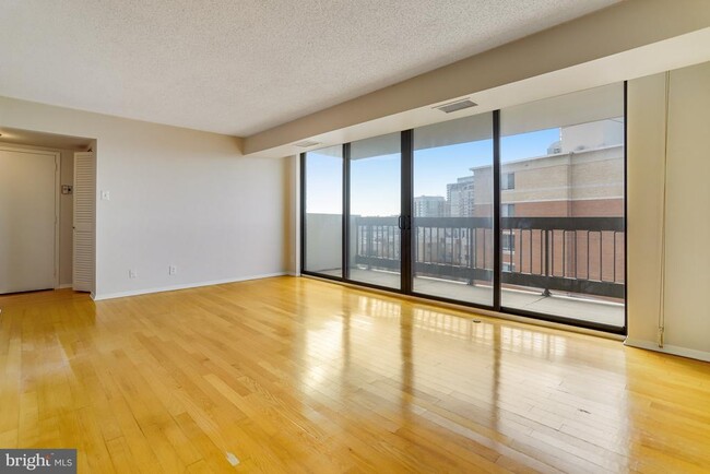 Photo - 3800 Fairfax Dr Apartment Unit 1307