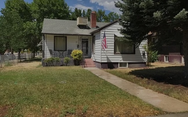 Building Photo - Spacious 4-Bedroom Home – with 2nd Kitchen...