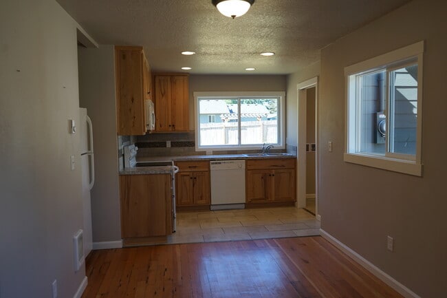 Photo - 304 W Humphrey St