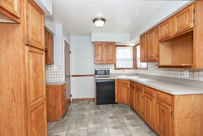 Photo - 3 Bed/1 Bath Single Family Home!