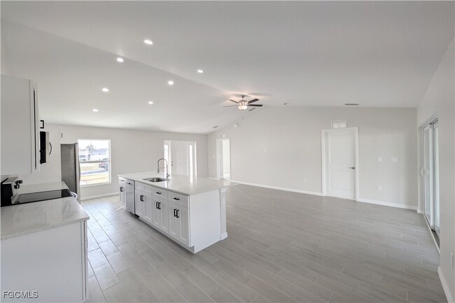 Photo - 707 Kismet Pkwy E