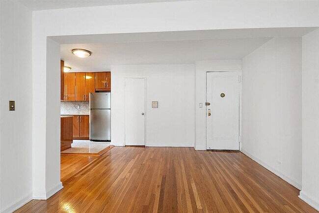 Photo - 325 E 201st St Unit 5F