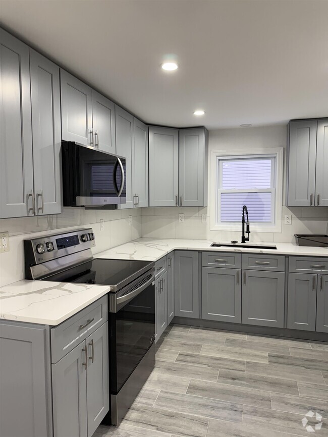 Building Photo - 360 Whiton St Rental