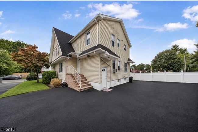 21 N 13th St