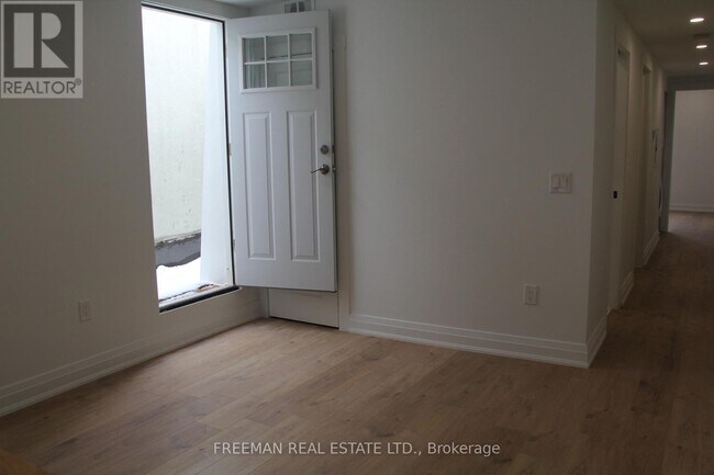 Photo - 3449 Yonge St