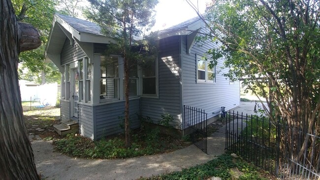 Building Photo - One Bedroom House off of Grand Ave!