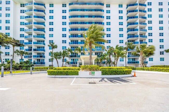 Building Photo - 7501 E Treasure Dr Unit 7M