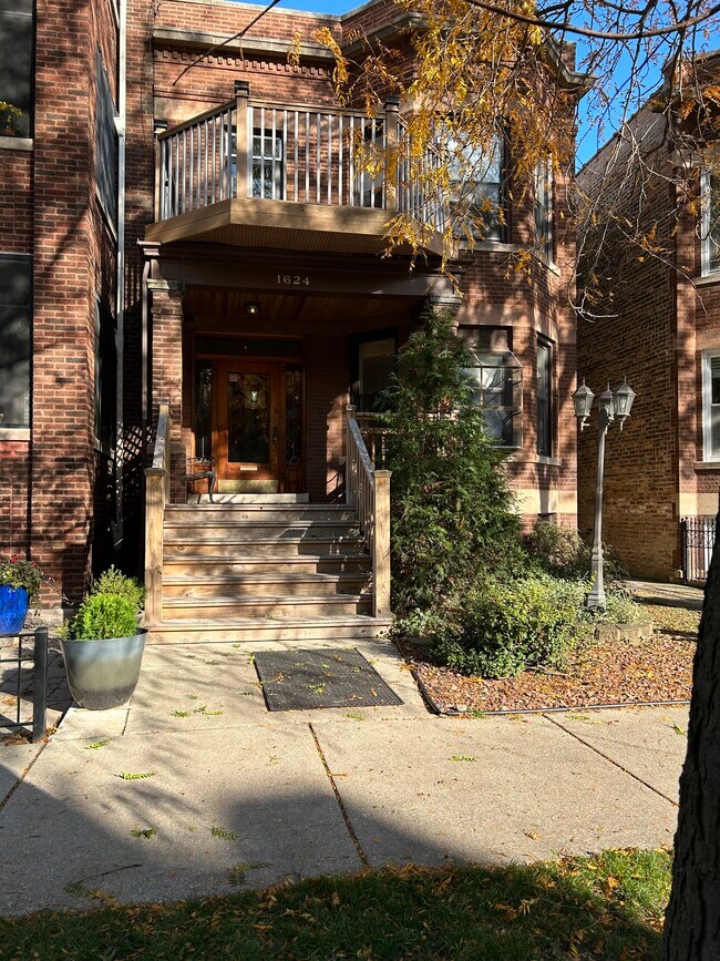 Fachada de la casa y porche delantero compartido - 1624 W Rascher Ave Unidad Ground Floor Apartment