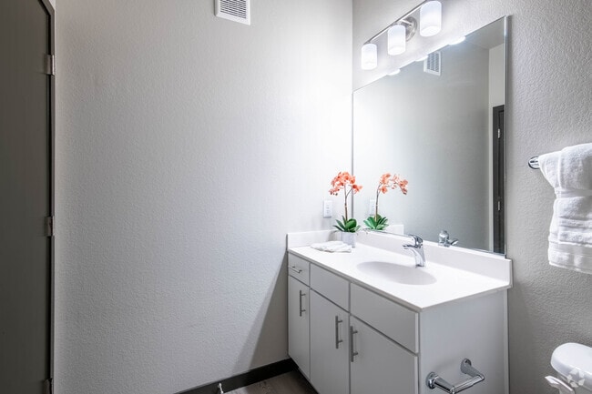 2BR, 2BA - 1040SF
