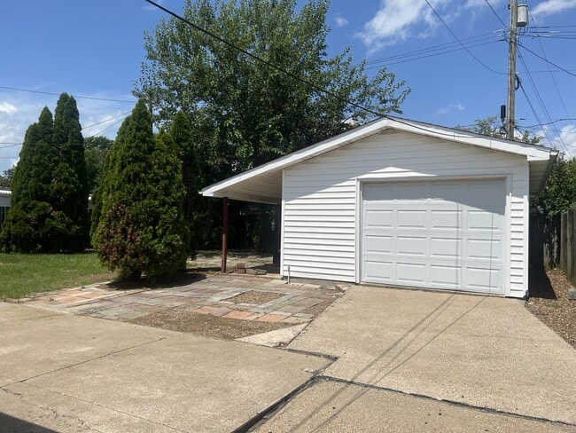 Photo - 1813 Standish Pl