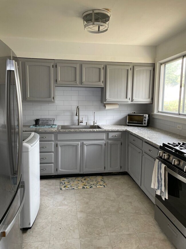 Building Photo - A bright, tastefully and practically furni... Rental