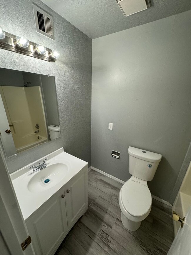 Photo - 2 BEDROOM APARTMENT!