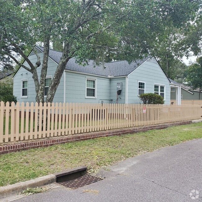 Building Photo - 2 Bedroom 1.5 Bath House in Park Circle No...