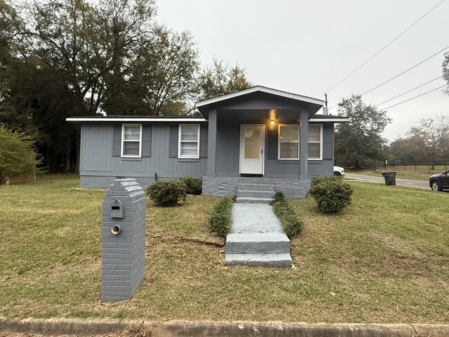 Building Photo - 403 Poplar St