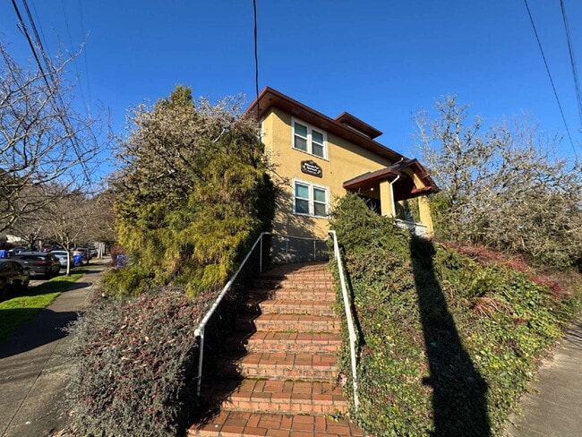 Building Photo - 1 Bedroom SW Portland / Easy Access to OHSU and Downtown Unit D