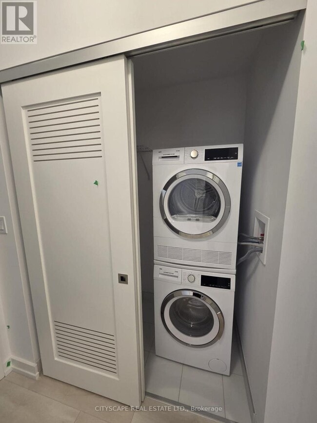 Photo - 75 James St S Unit 417