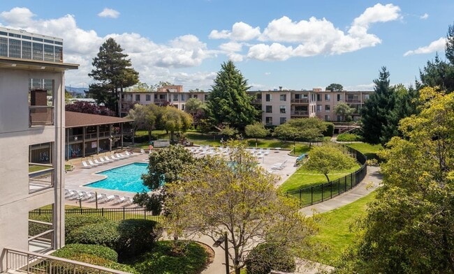 Photo - 6 Commodore Dr Unit 4