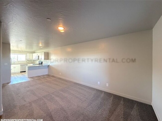 Building Photo - 2 bed, 1 bath Condo Unit b104