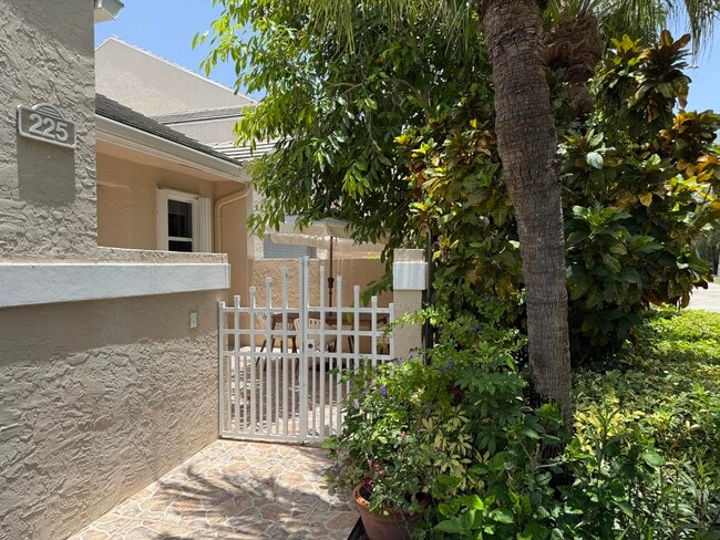 Photo - 225 N Lakeshore Dr