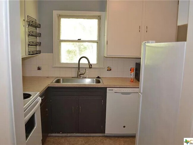Photo - 3 Bed, 1 Bath with Hardwood Floors and Large Fenced Backyard