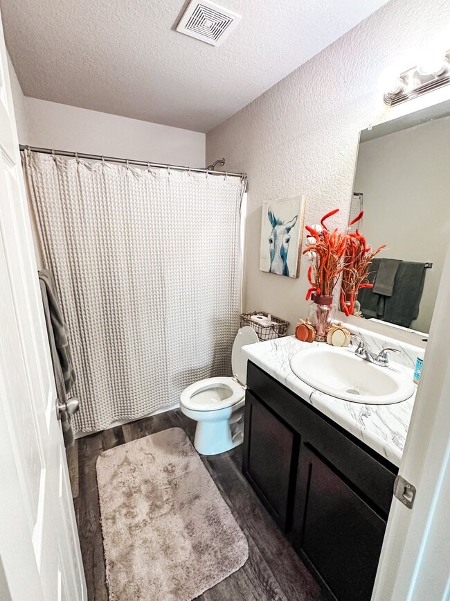 Baño compartido con bañera - 6900 SW Whitmarsh Rd