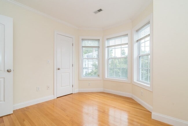 Photo - 123 Russell St