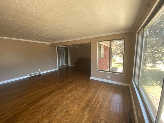 787 E Lindsay St Unit Upstairs