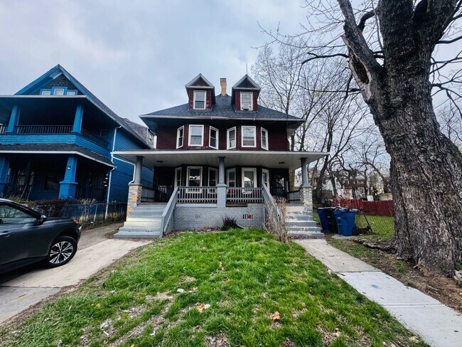 Photo - 576 E 110th St Unit Left-Side