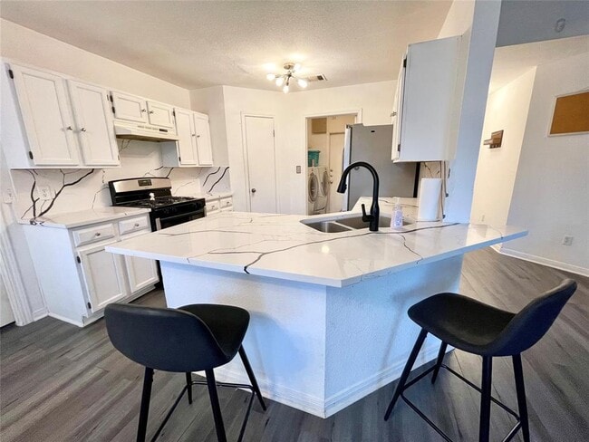Building Photo - 1225 Hughmont Dr Rental