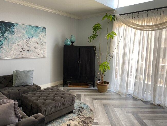 514 S Barrington Ave Unit 110