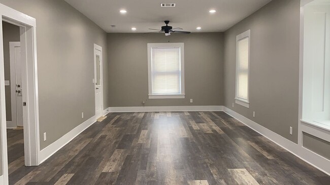 Photo - 302 W Baylor St