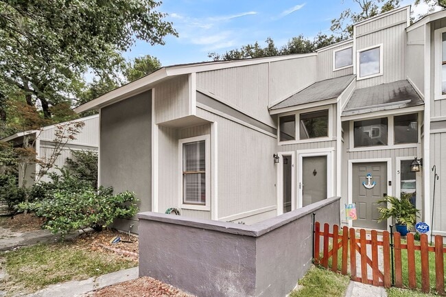 Building Photo - Pond View 3 Bedroom, 2 Bath Home in Ashley... Unit 4