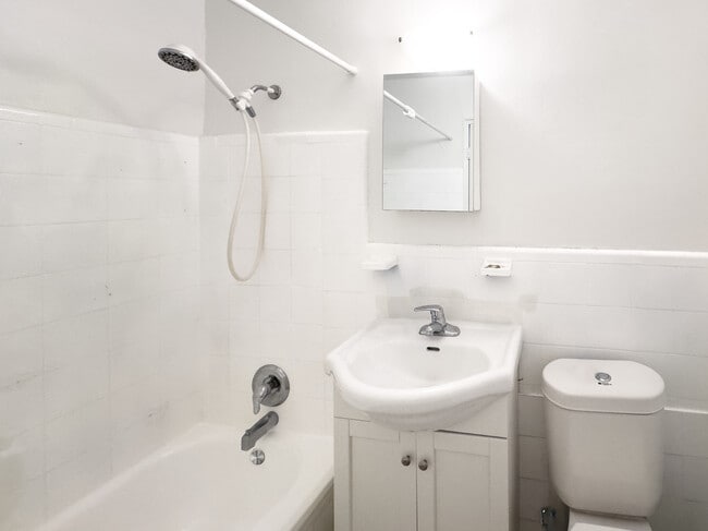 Photo - 1675 Eglinton Avenue West