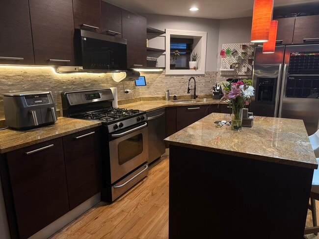 Photo - 809 W Bradley Pl