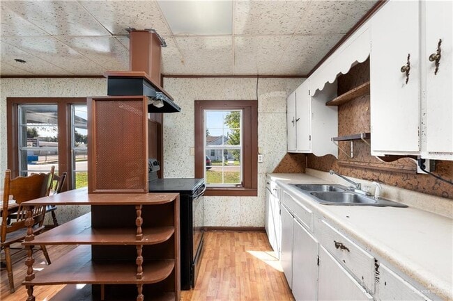 Photo - 13 Oblate Ave