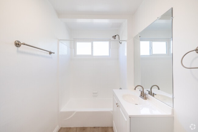 1BR, 1BA - 727SF - Bathroom