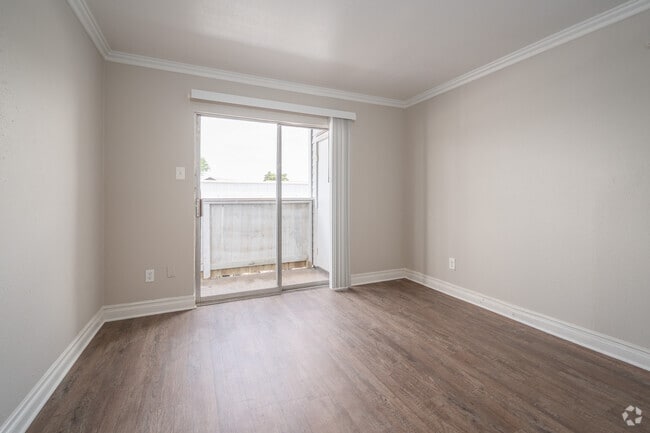 1BR, 1BA - 575SF - Living Room - Ridge Point