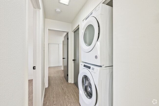 2 habitaciones, 2 baños, 800 pies cuadrados, lavandería - Country Club Apartments