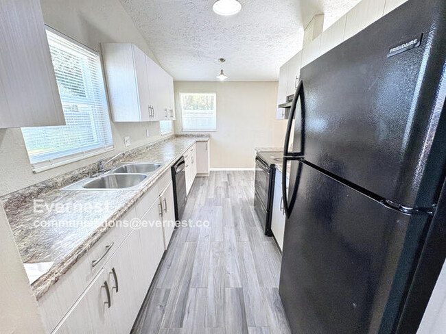 Building Photo - 16005 Ranchita Ct Rental