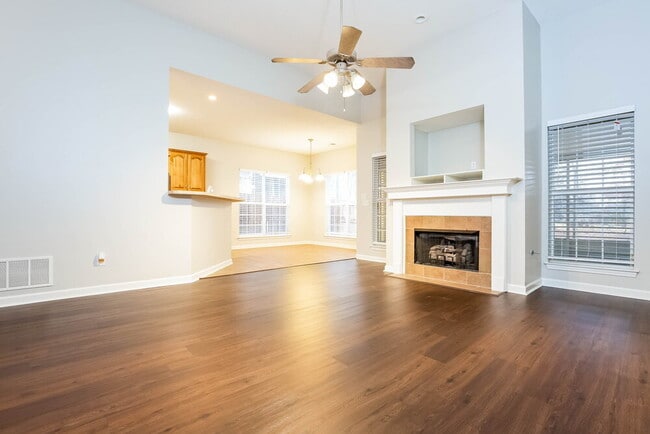 Photo - 735 Classic Dr S