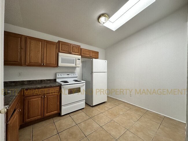 Photo - 423 E Thoroughbred St