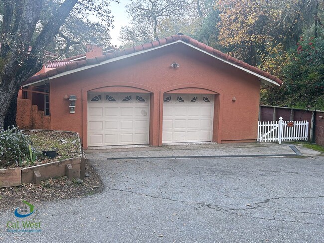 Building Photo - $4,595 - Large Gorgeous 3/2 Tri-Level Home with Beautiful Views in Gilroy near Wineries Unit 1