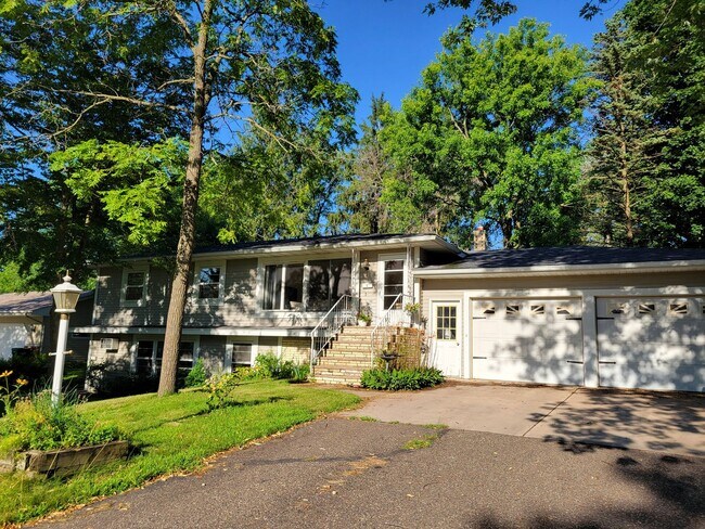 Building Photo - 3 Bedroom Unit Rental