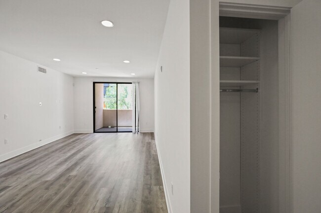 Photo - Hawthorn at Poinsettia by Wiseman